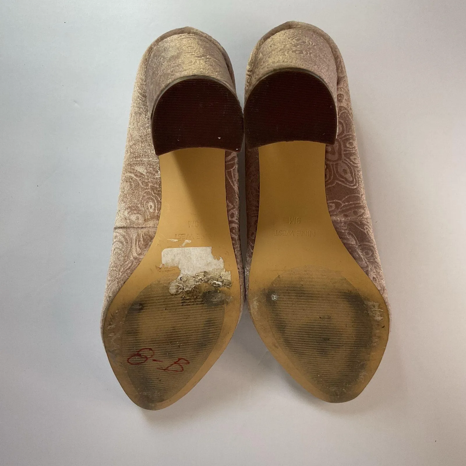 Nine West Embossed Velvet Pumps Women’s Size 9M Champagne Beige Floral Pattern - Image 9