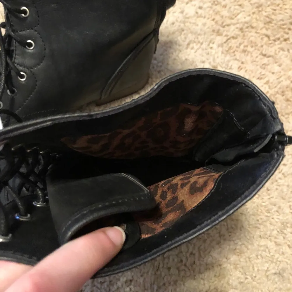 Black combat boots never worn - Image 3