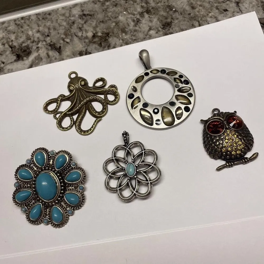 Lot Of 5 Pretty Costume Pendants / Charms - Image 12