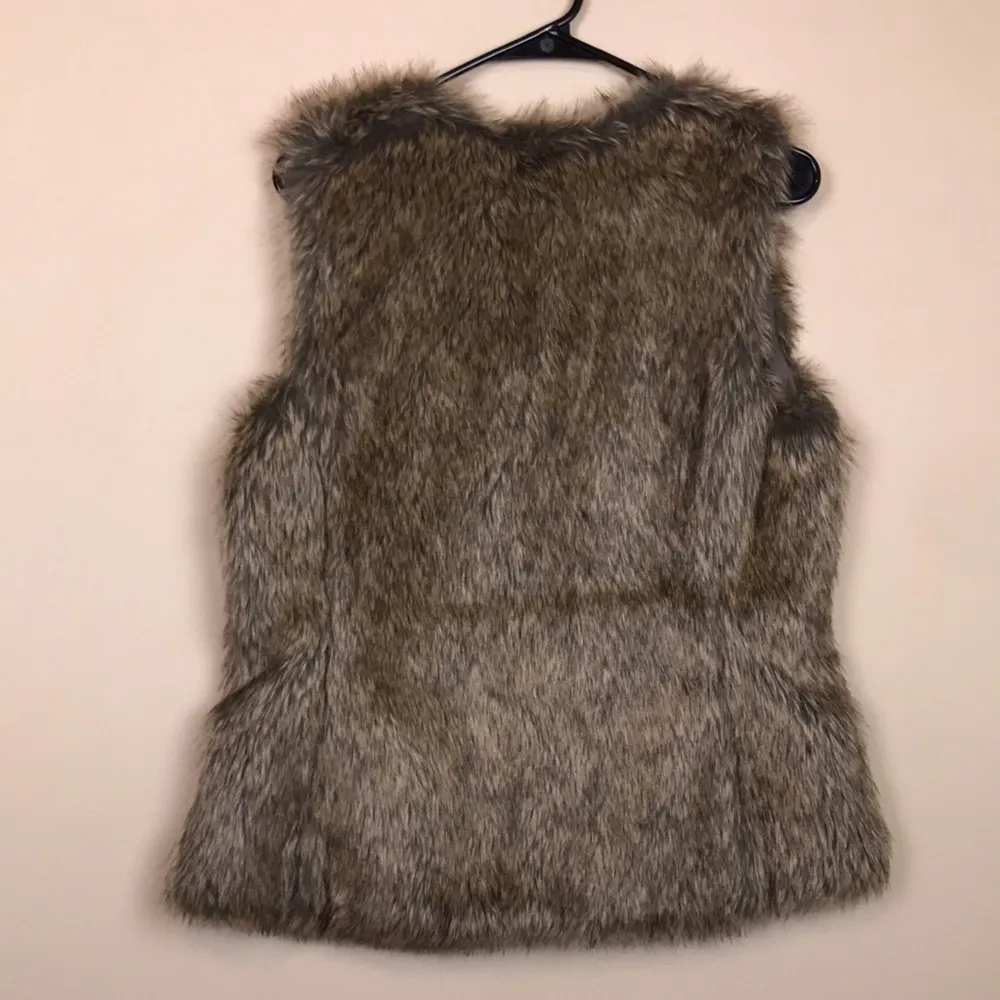 Old Navy Women’s Faux Fur Vegan Brown Black Vest - Image 4