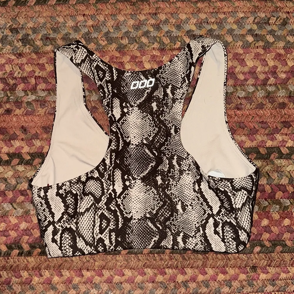 LORNA JANE AUSTRALIA WESTERN SNAKESKIN TWIST FRONT SPORTS BRA - Image 2