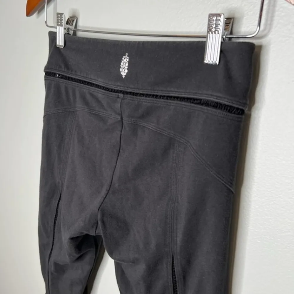 Free people movement black Scorpio cropped leggings cut out seam gym size small - Image 4