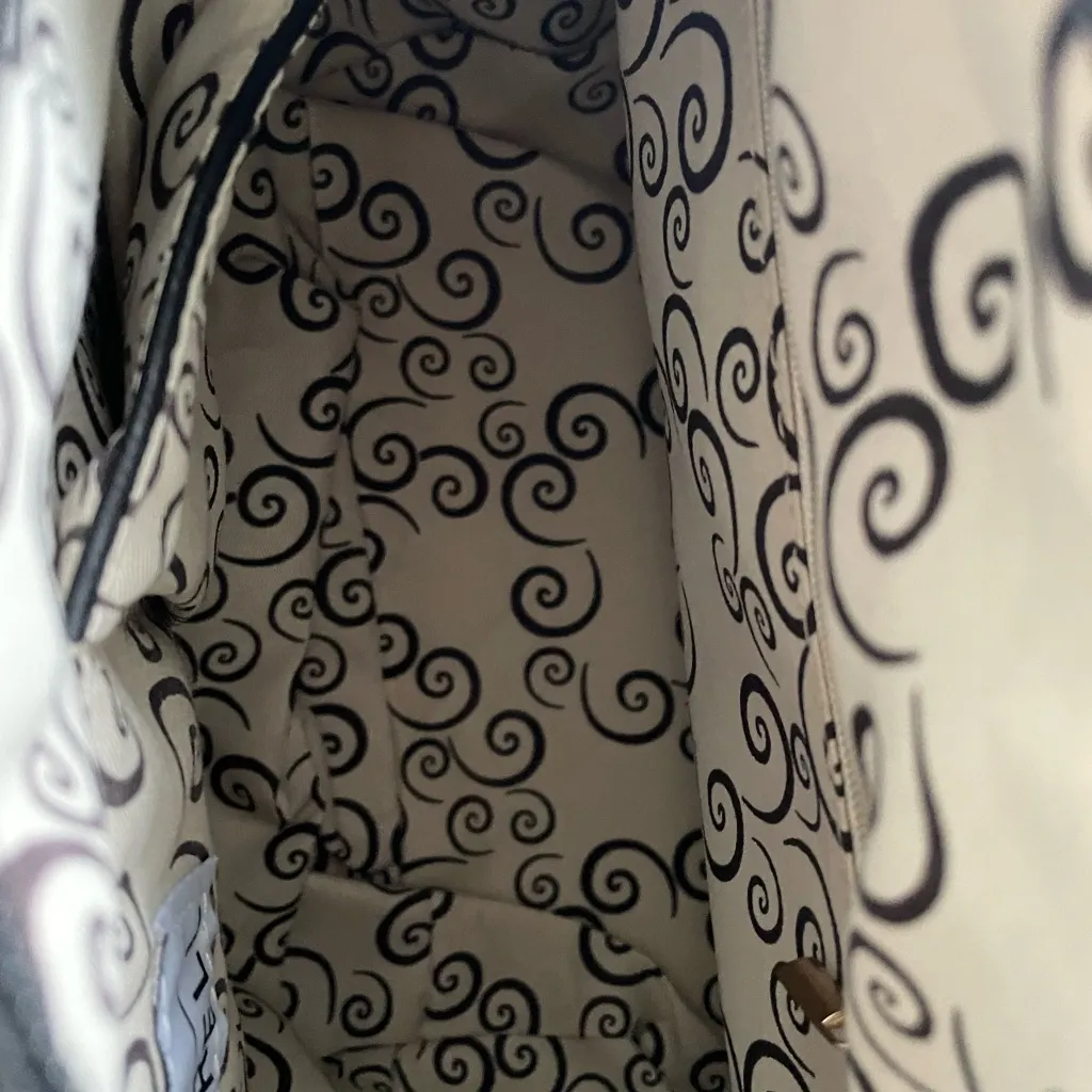 NWT Zebra print Green tote Hand bag With strap - Image 6