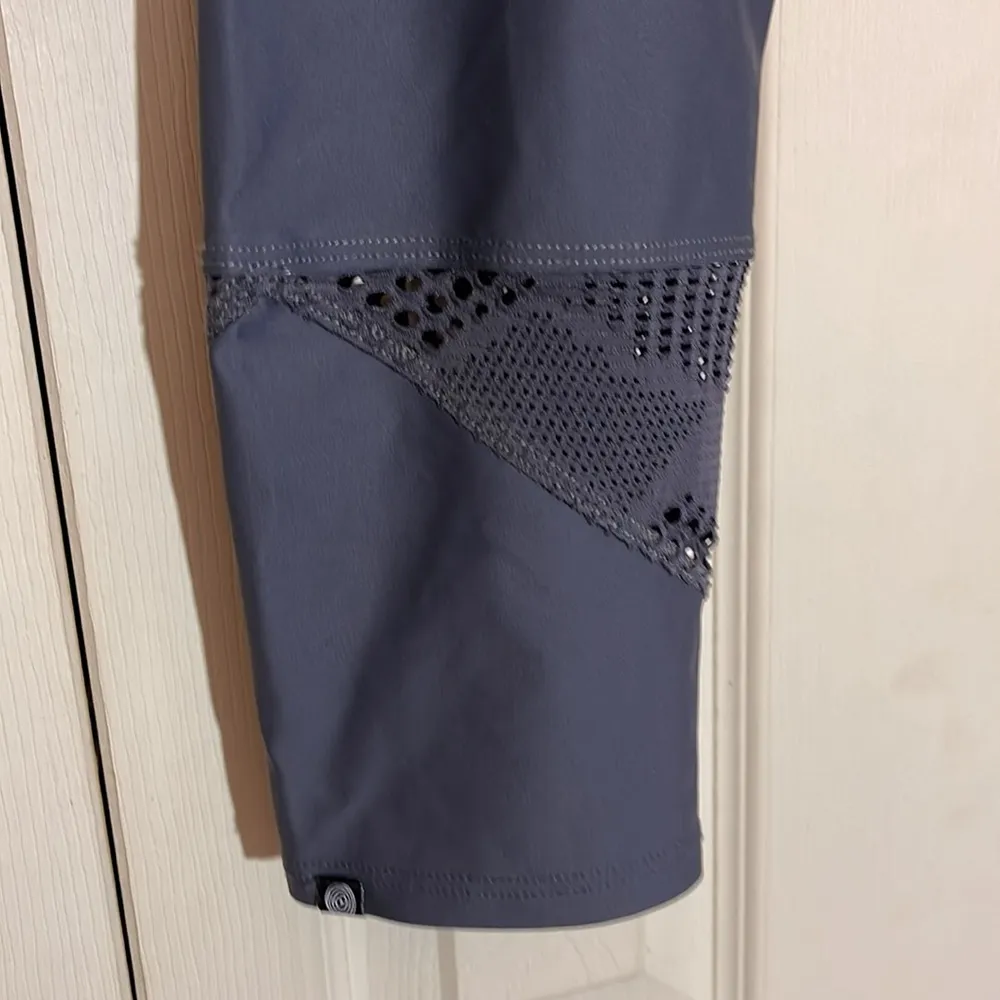 Onzie Honeycomb Gray Cutout Capri Length Workout Yoga Pants or Joggers S M - Image 8