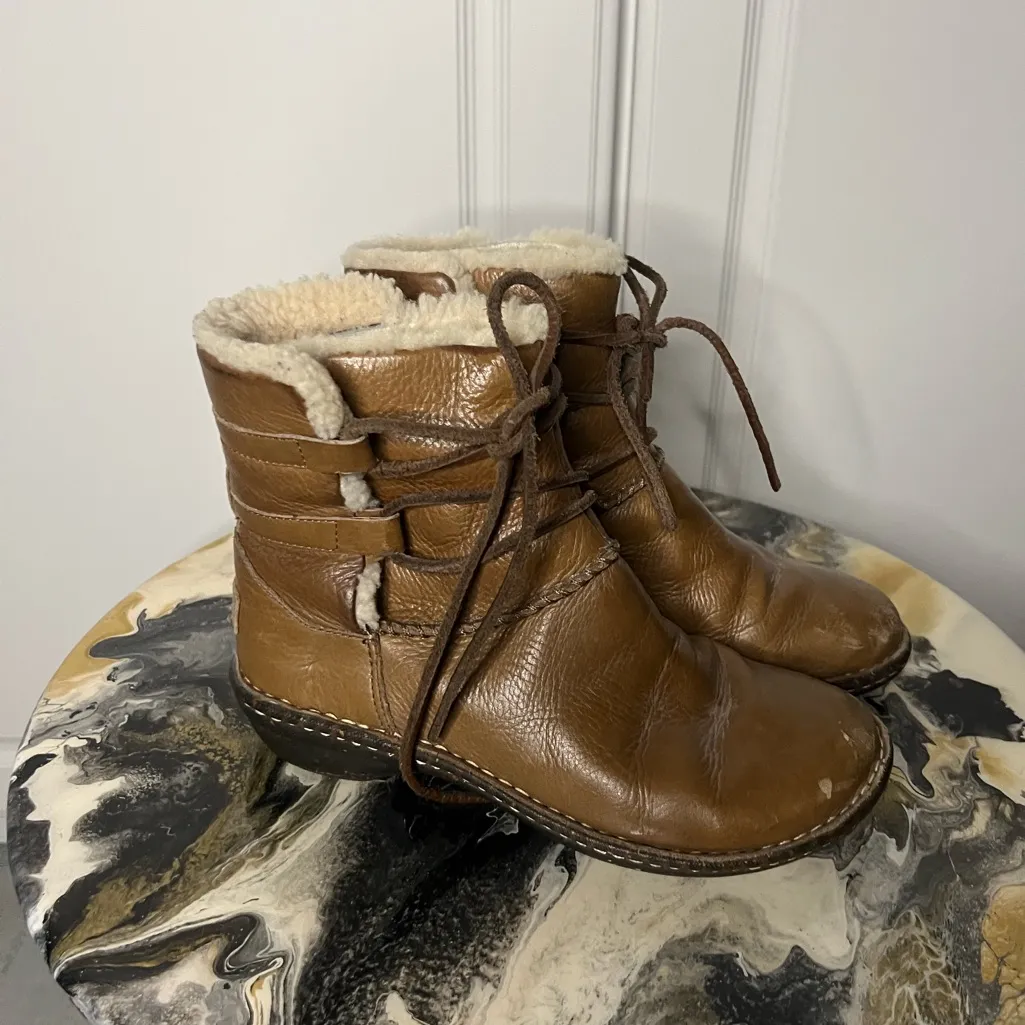 UGG  Caspia 1932 Lace Up Shearling Lined Leather Boot - Image 2