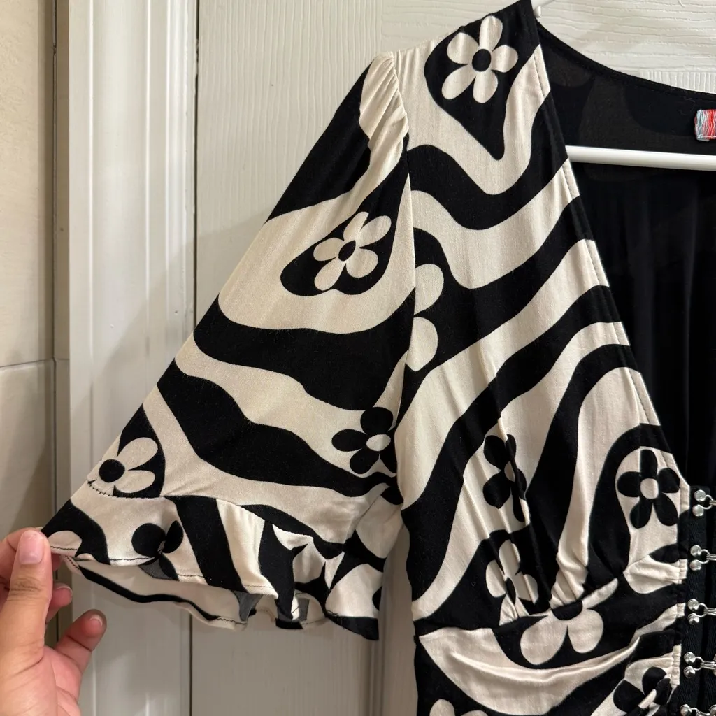 Urban Outfitters Aritha Black & White 70s Print Dress Size M - Image 5
