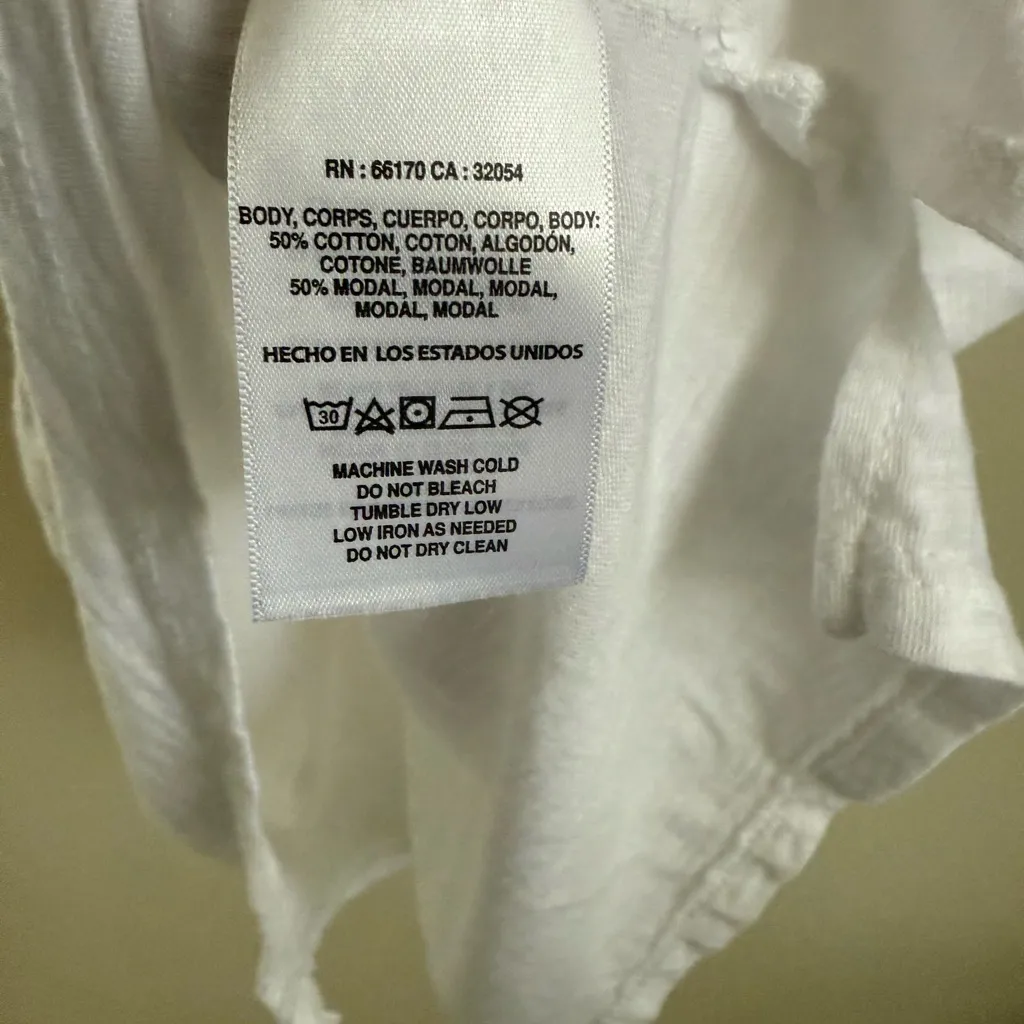 ANTHROPOLOGIE t.la White V-Neck, shirt sleeve T-shirt with one pocket. - Image 5