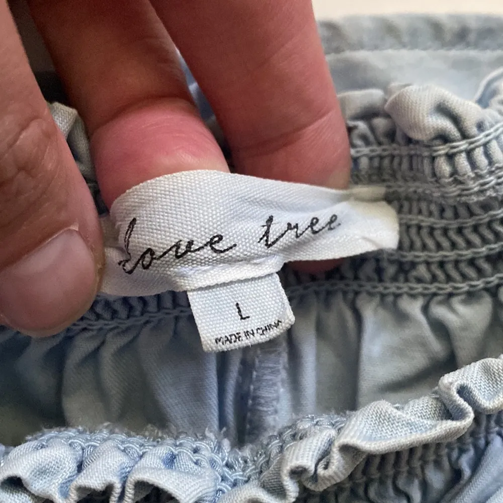 Love Tree women’s embroidered chambray floral sleeveless ruffle top, size large - Image 4