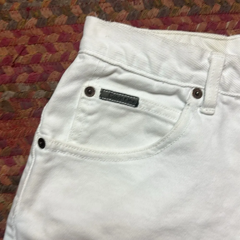 90s VTG WHITE CALVIN KLEIN CUT OFF DENIM SHORTS Size 27 - Image 2