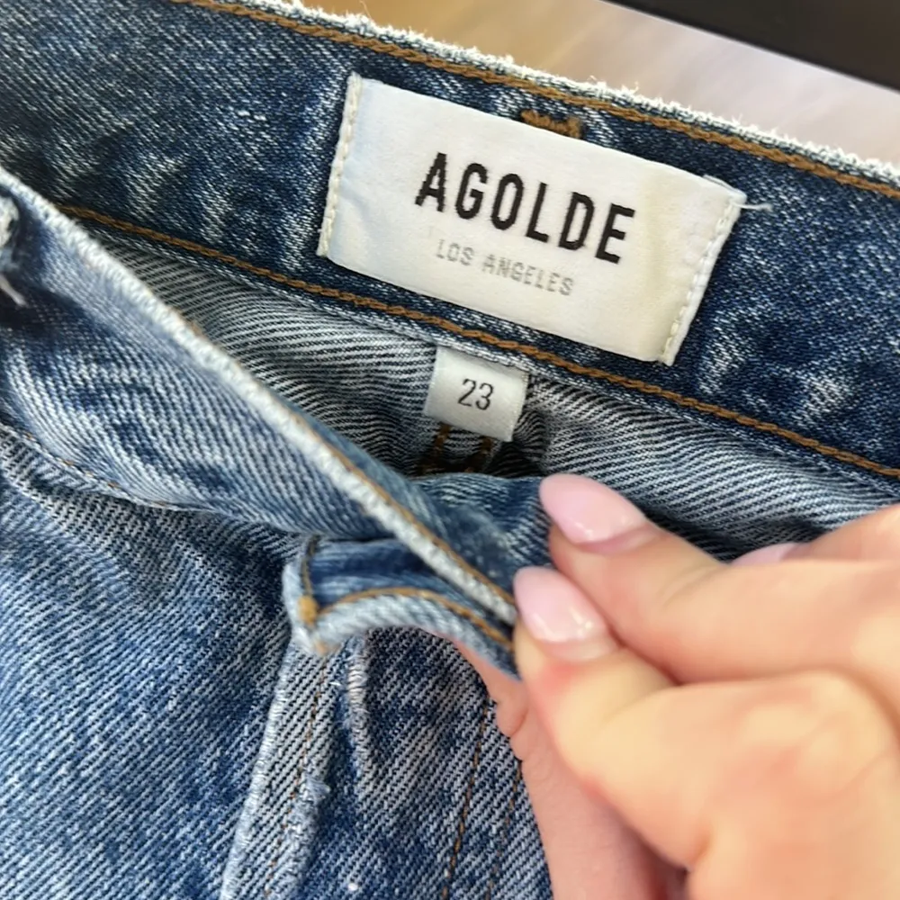 AGOLDE 90's Mid Rise Loose Distressed Jeans in Isolate - Image 4
