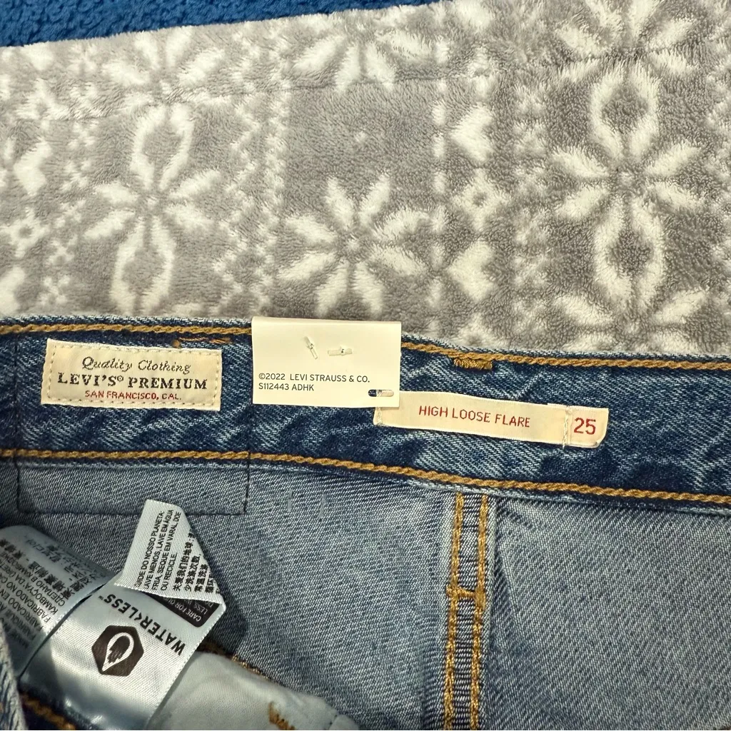 NWT Levi’s Women’s High Rise Loose Flare Leg Relaxed Ripped Knee‎ Size 25 x 32 - Image 9