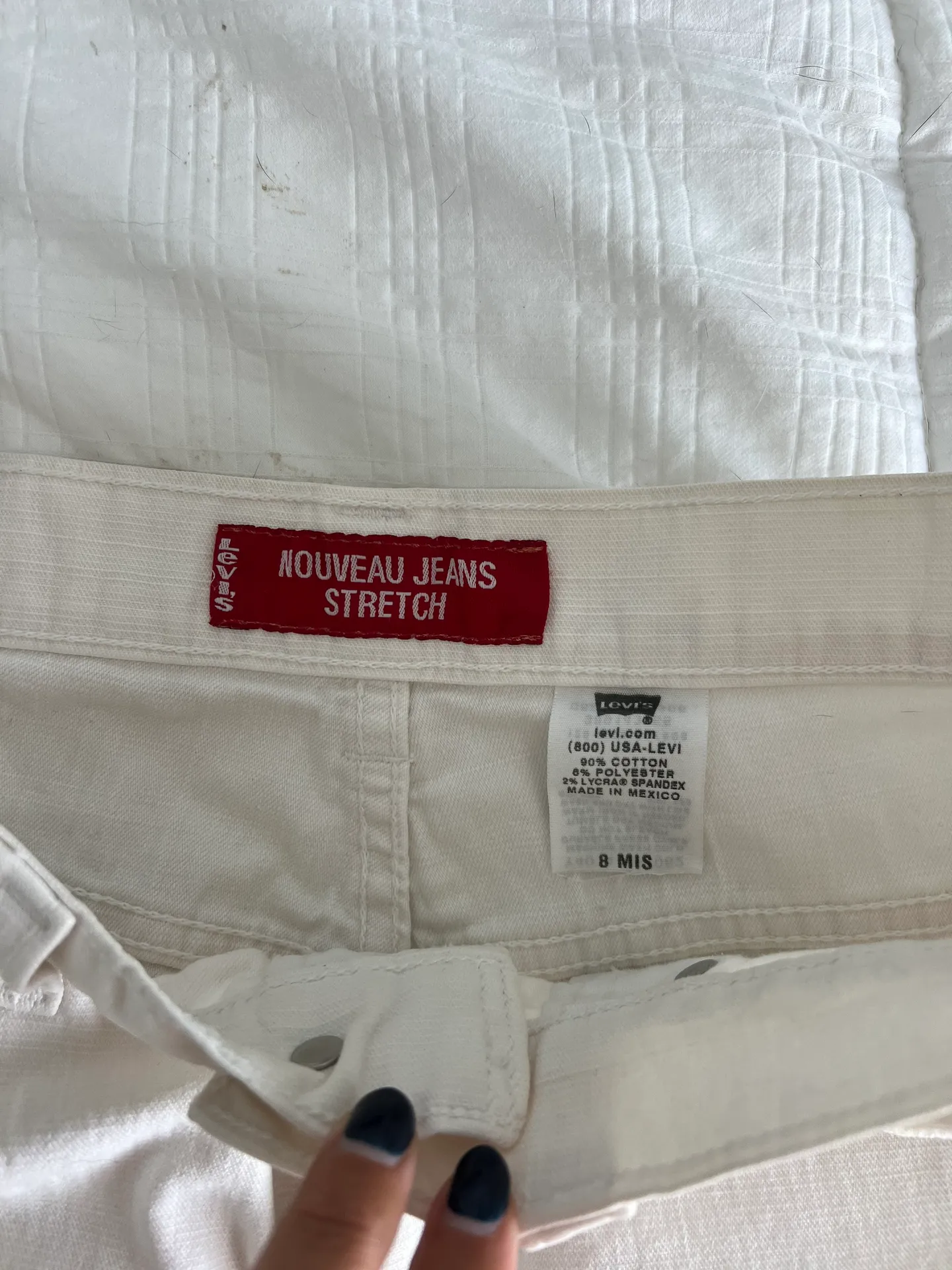 White Mid Rise Levi’s Shorts  - Image 4
