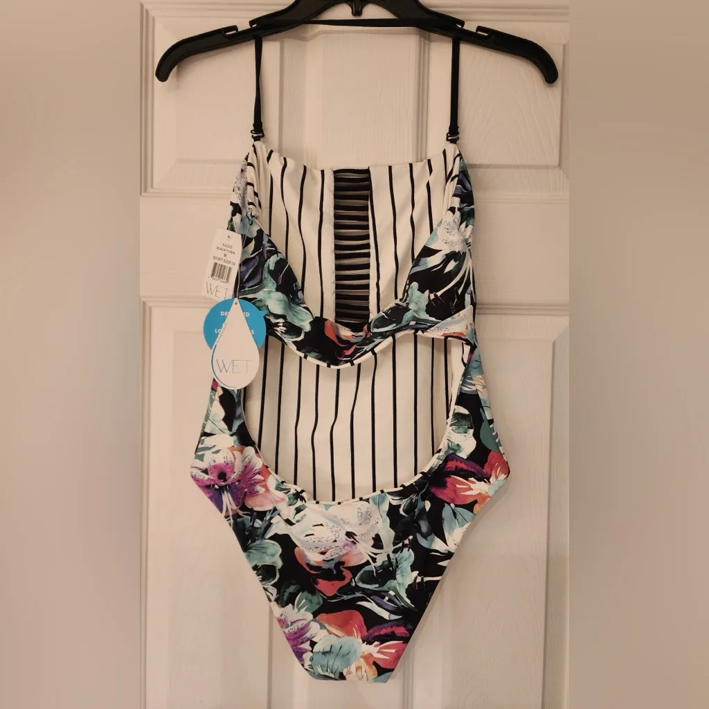 WET Swimwear Brie Reversable Open Back One
Piece Swimsuit Women’s Size Medium Black - Image 8