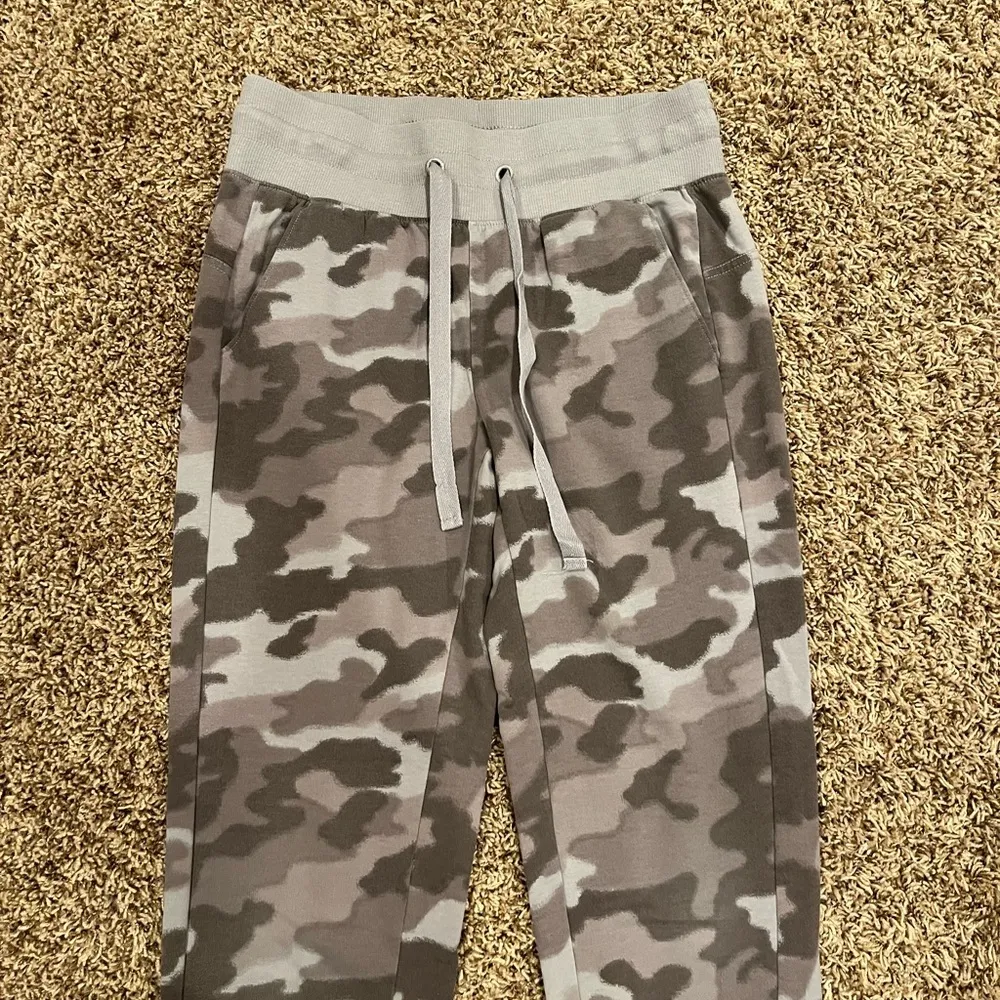 Z By Zella Camo Blur Print Sweatshirt & Sweatpants Tracksuit Set - Image 6