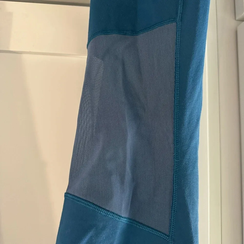 Oiselle Teal 7/8 Leggings with Mesh Panels Behind‎ Knees size 6 - Image 6