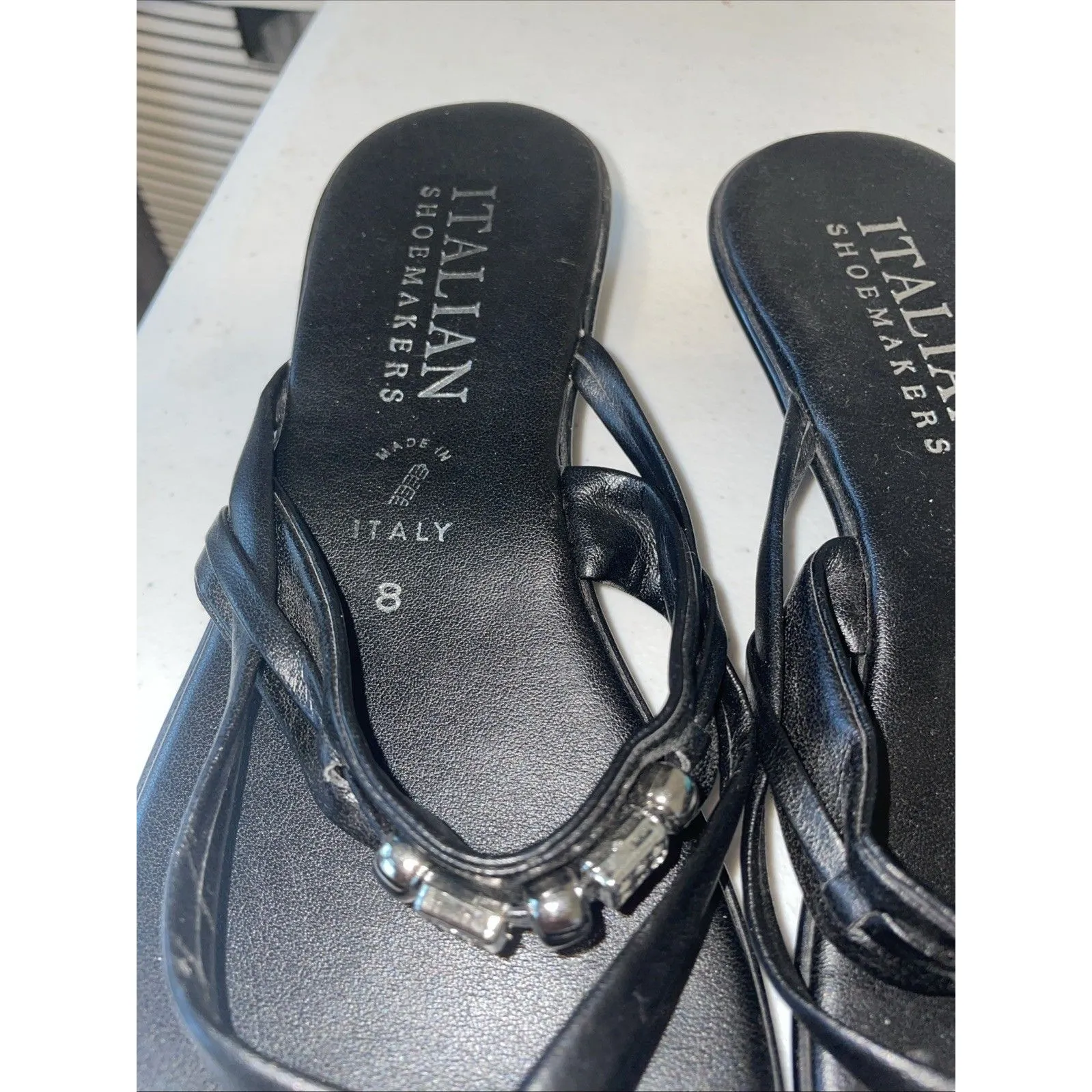 Italian Shoemakers Women's Black Flip Flop Sandals Size 8 - Image 4