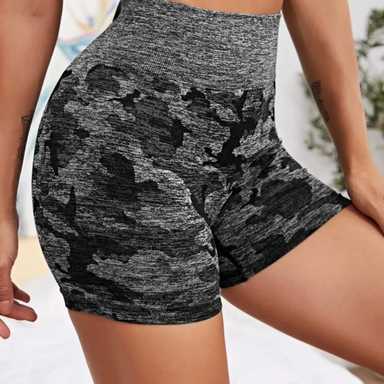 Last Sm. Black Camo Scrunch Butt Gym Shorts - Image 3