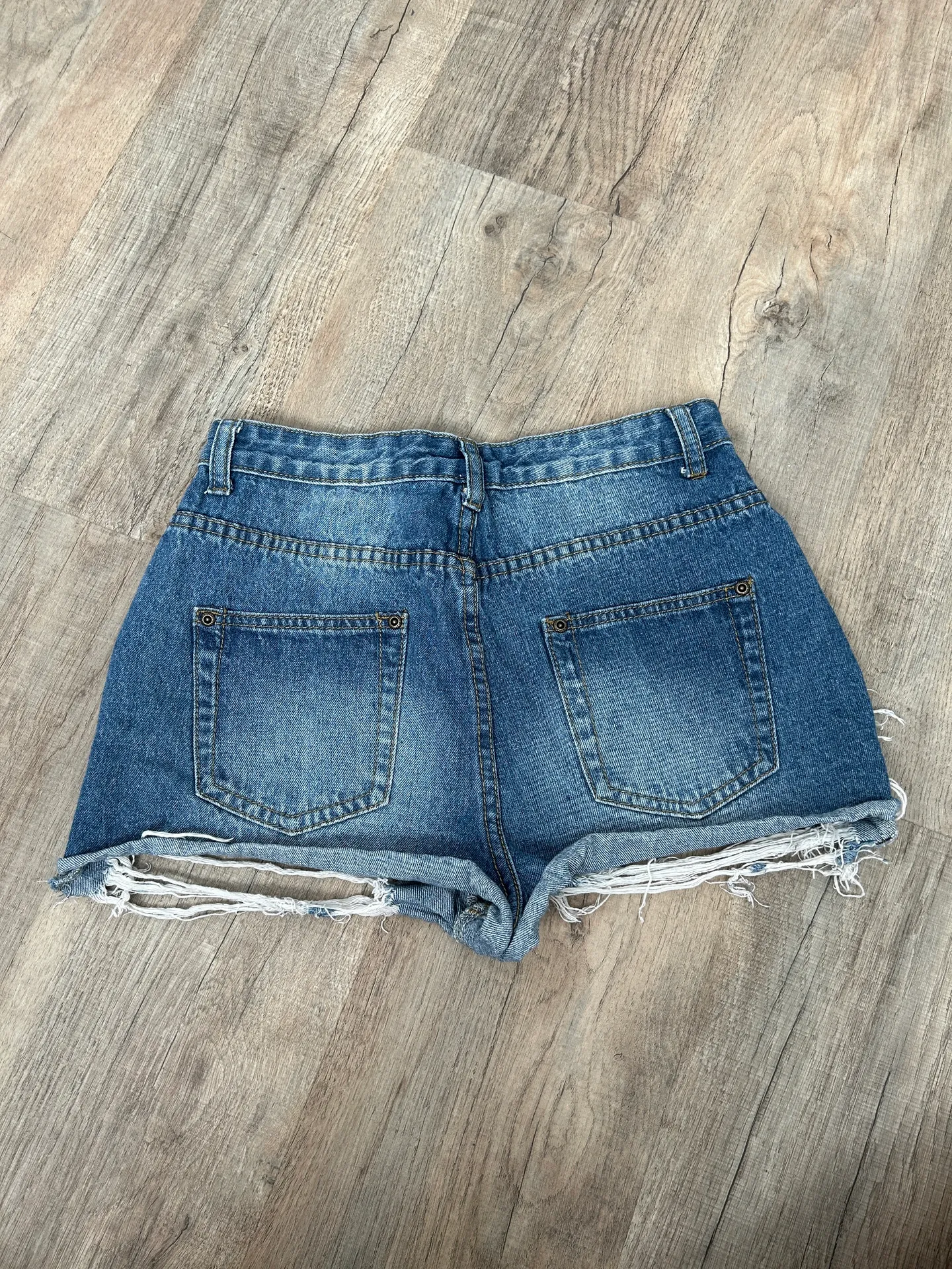 ripped denim shorts size S. - Image 4