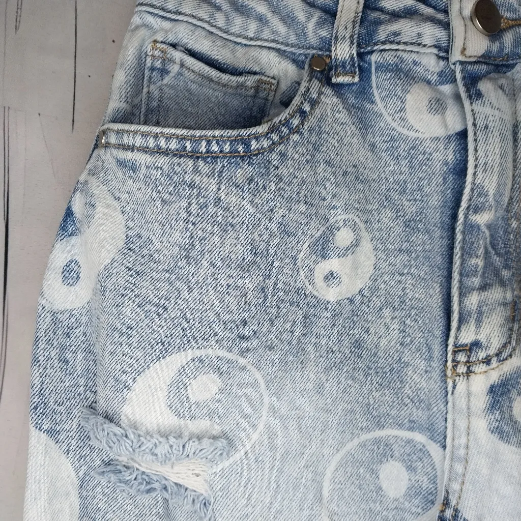 Tinseltown Distressed Yin Yang Light Blue Jeans Witj Raw Hem - Image 6