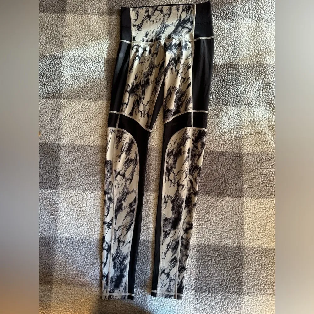 Lululemon Breathe Easy Leggings Size 4 Mesh Marble Great Granite Black - Image 3