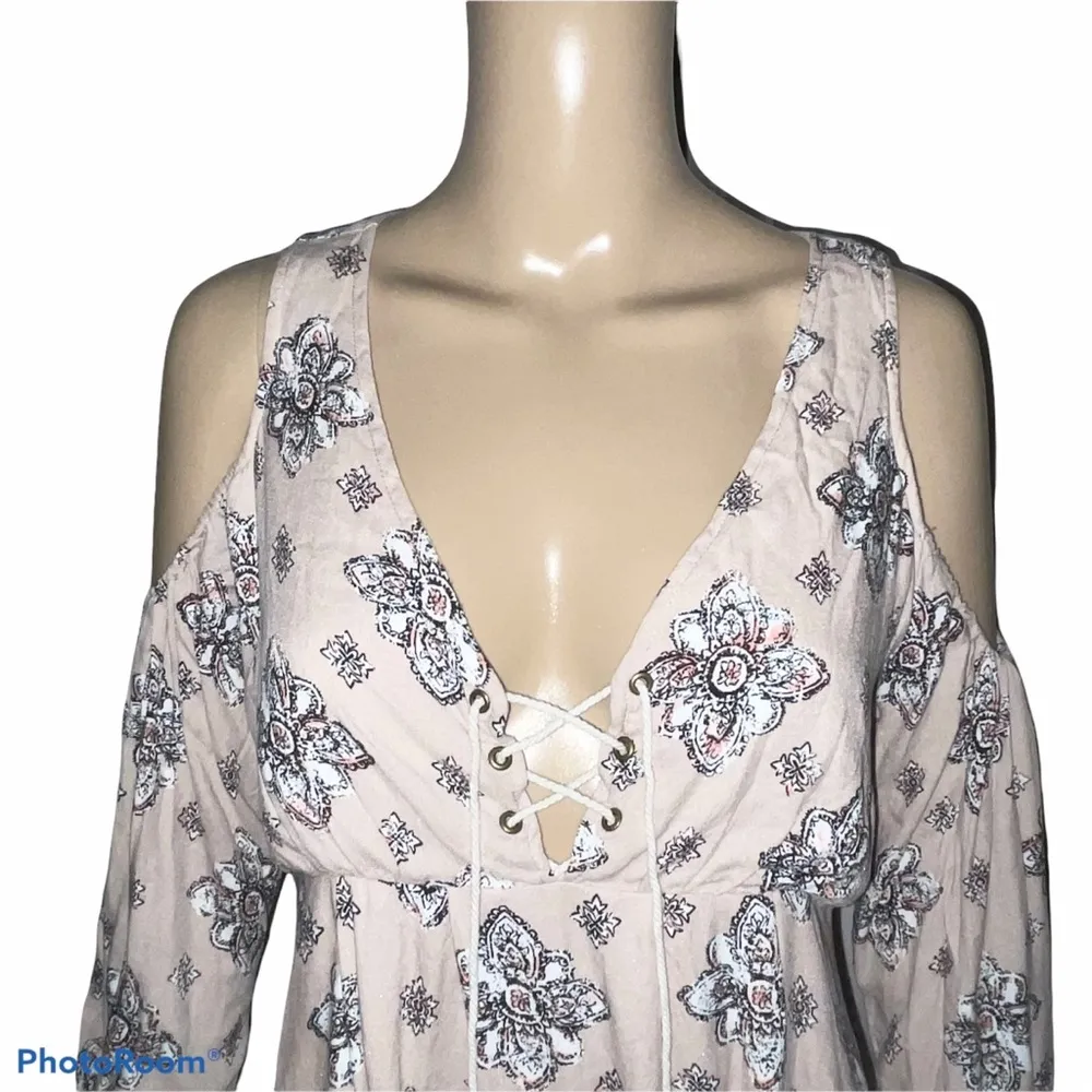 Sadie and Sage  floral cold shoulder dress - Image 2