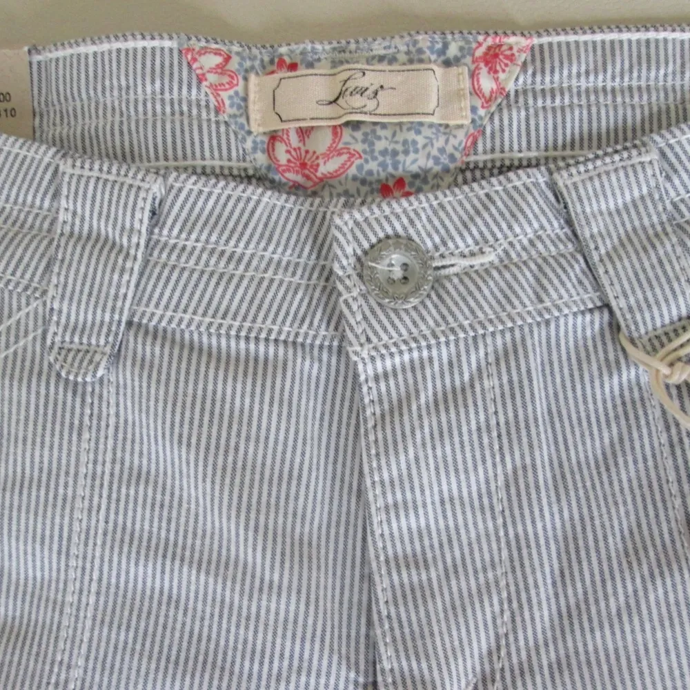 Levi's mid-rise cuffed shorts - NEW - Size 6 - Image 5