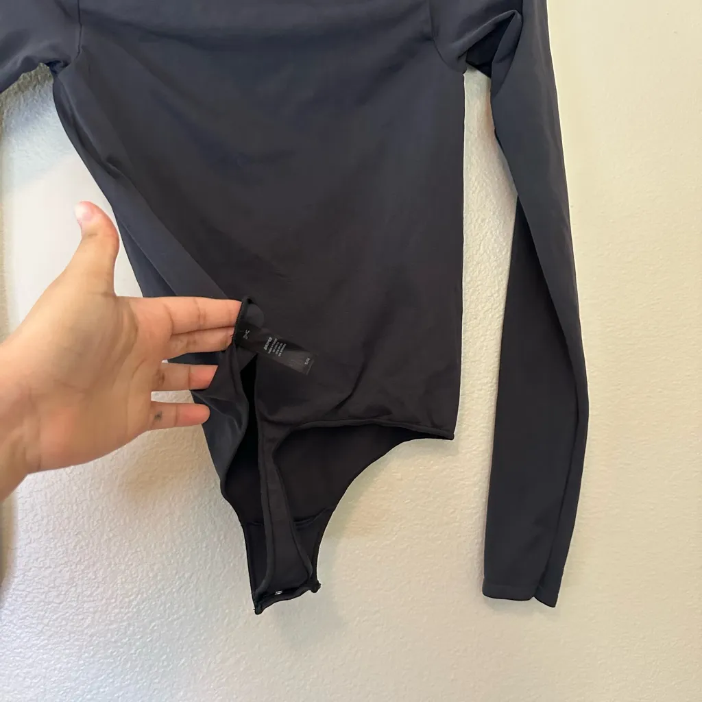 Skims essential scoop neck long sleeve top thong small/medium - Image 5