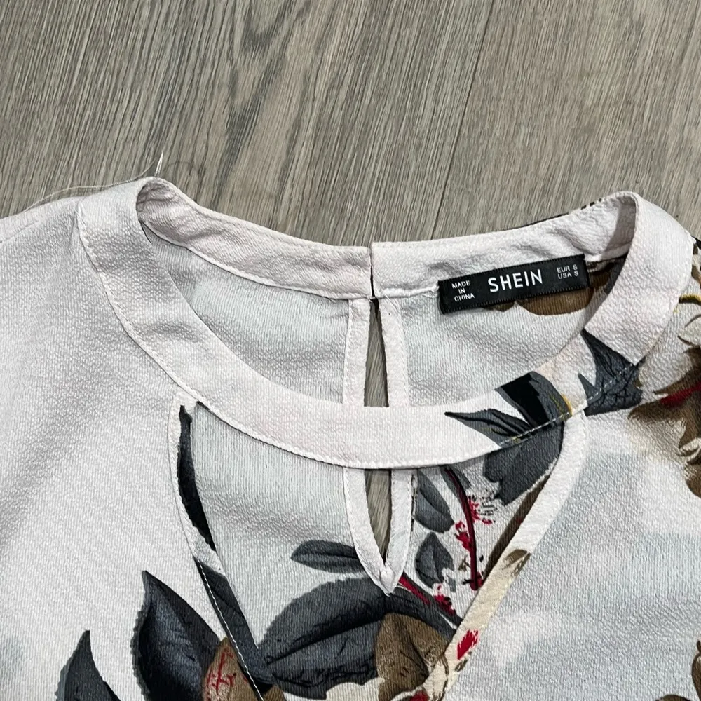 Women’s Shein Small Floral Flower Short Sleeve Top Blouse - Image 3