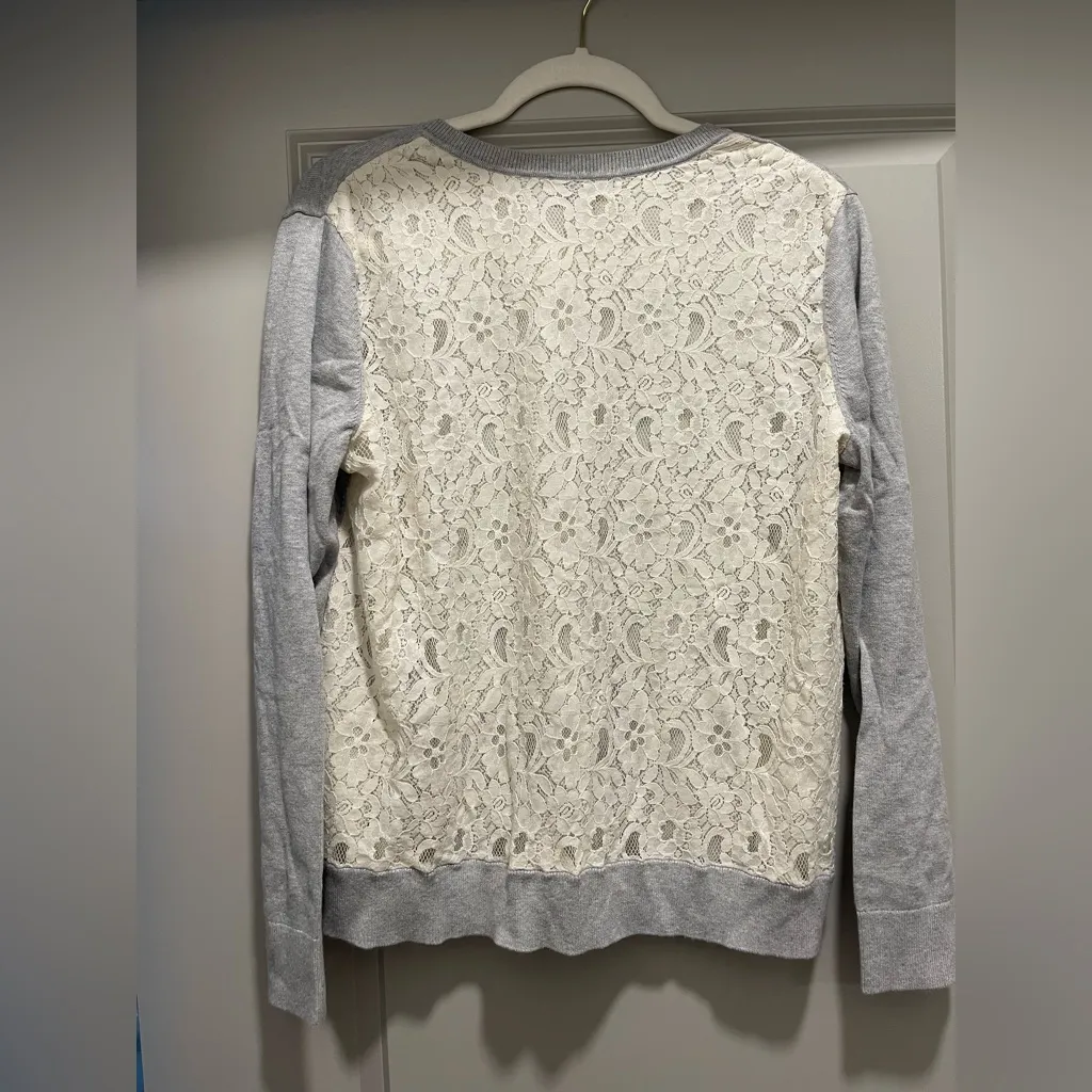Banana Republic Light Gray V-Neck Sweater with Lace Details - Image 4