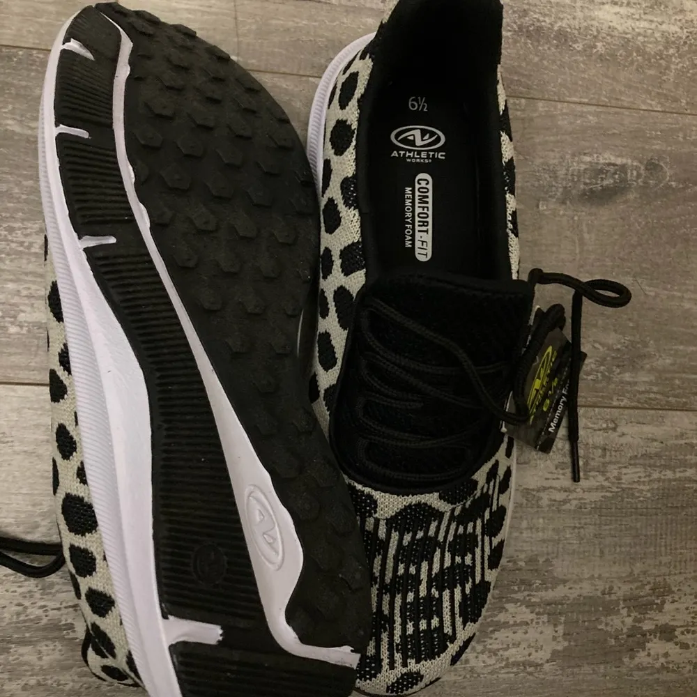 NWT Leapard Athletic Works Soft Running Sneaker - Image 7