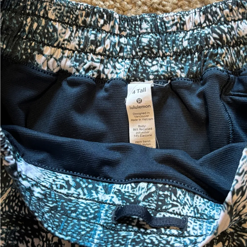 Lululemon Hotty Hot Shorts Size 4 Tall - Image 3