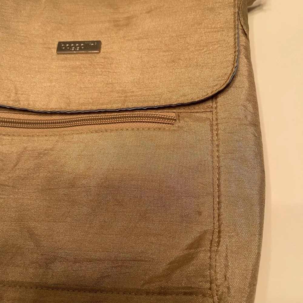 Baggallini 🌹 Beige Crossbody Bag - Image 4