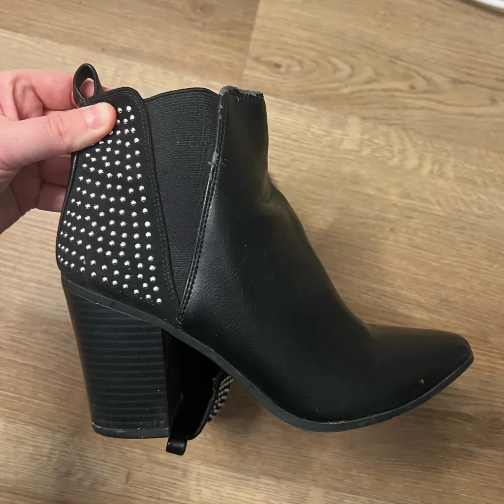 Black A+ Cheyenne Studded Ankle Boots Size 6 - Image 5