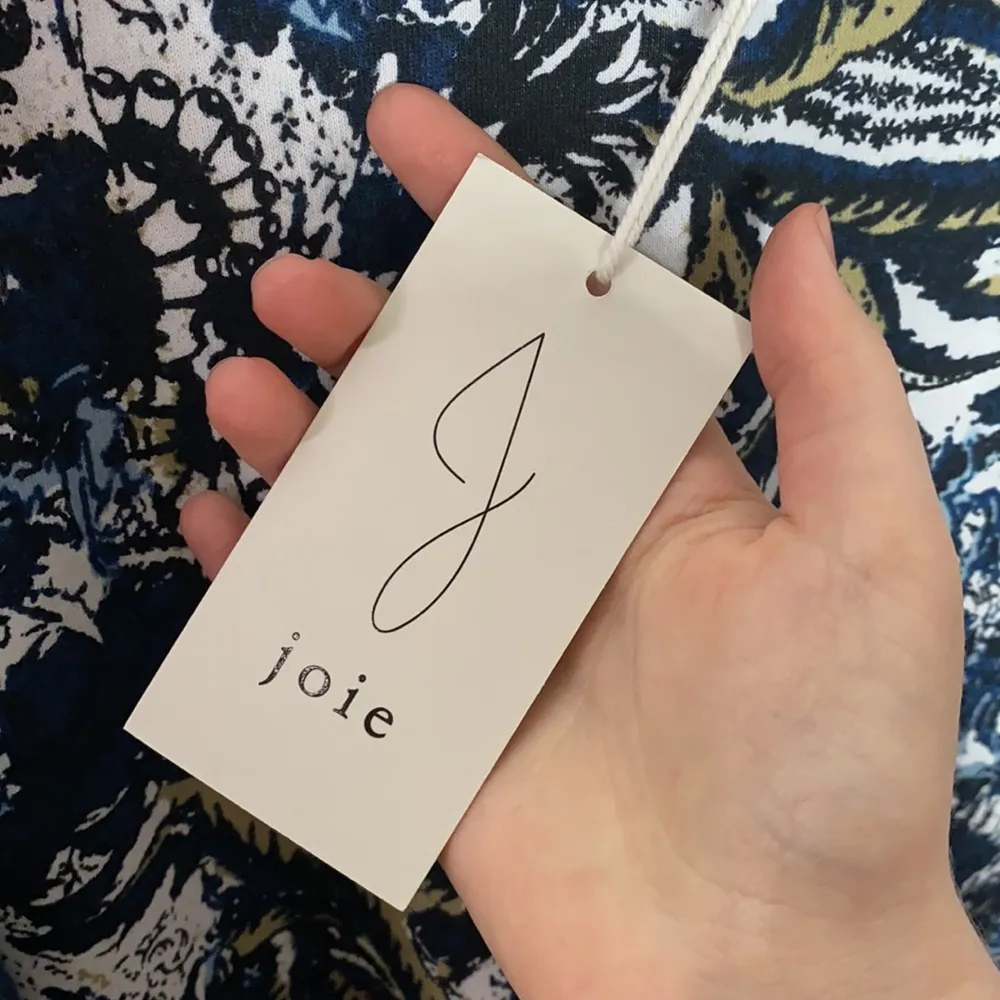 Joie floral print cropped Crewneck sweatshirt with thumb holes size L - Image 12