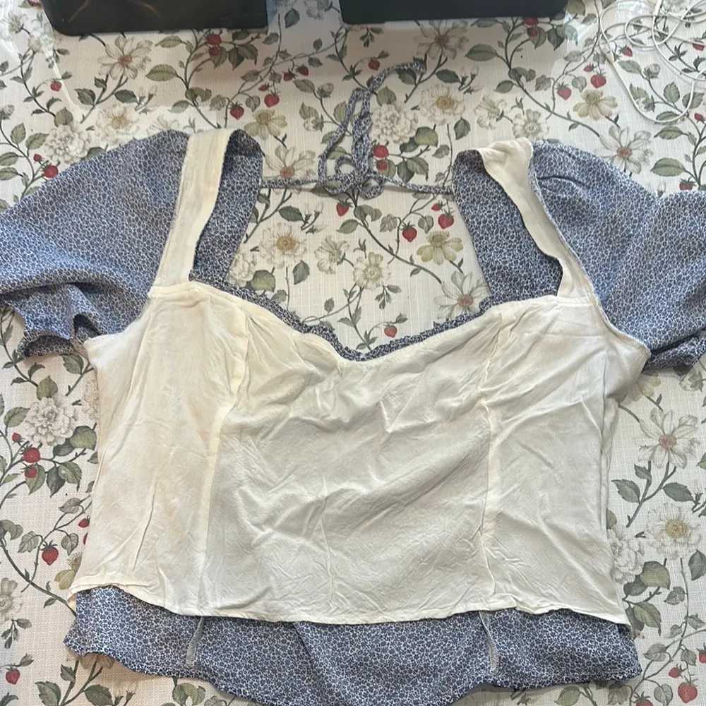 Abercrombie & Fitch floral Blue and White Puff Sleeve smocked Crop Top - Image 8