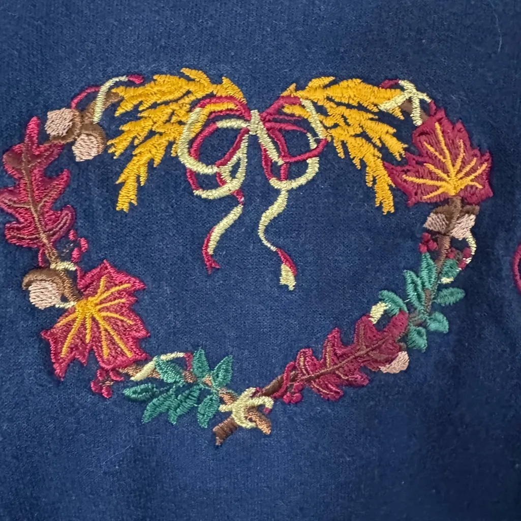 Vintage fall Navy Embroidered Heart Wreath Sweatshirt Fall Leaf Grandma Core XL Blue - Image 4