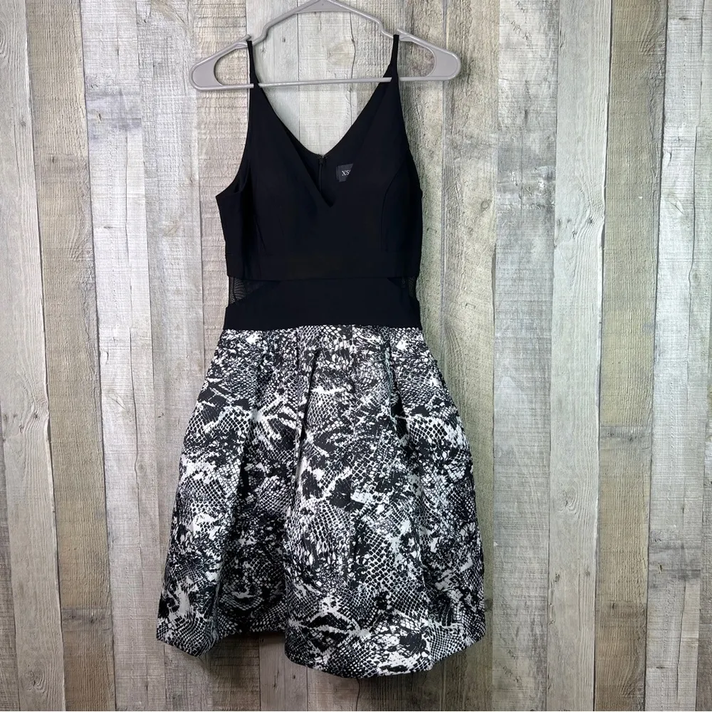 Xscape Size 6 Black A-Line V-Neck Reptile Print Bodice Pleated Lined Tulle Dress - Image 2