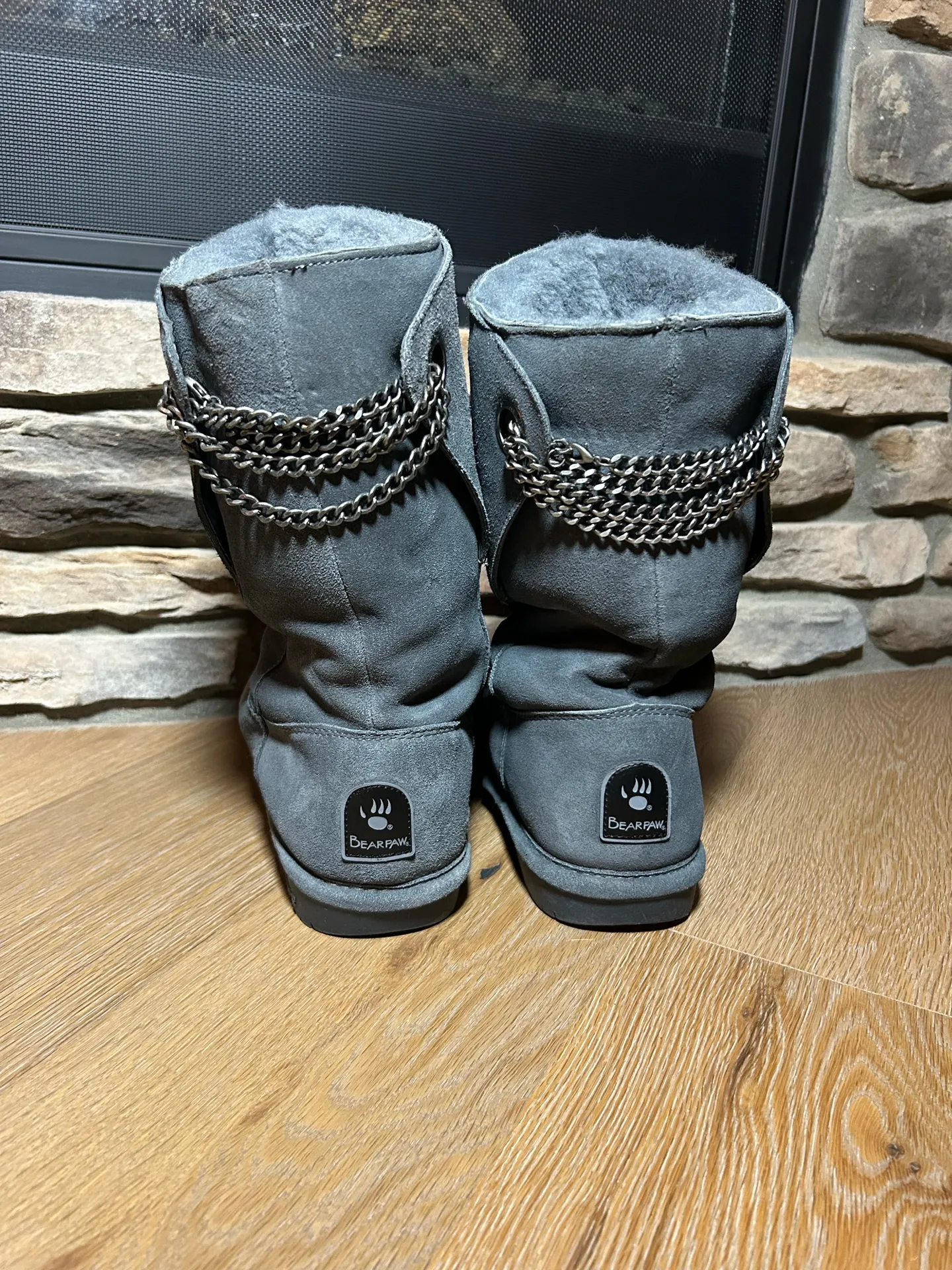 Size 9 Bearpaw fuzzy boots - Image 4