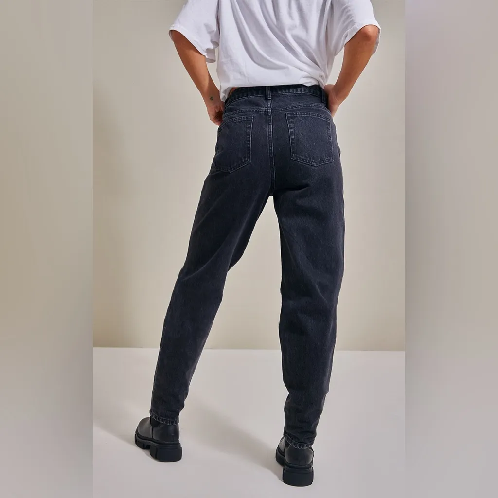 PrettyLittleThing Ripped Knee Distressed Mom Jeans in Washed Black Size 8 - Image 4