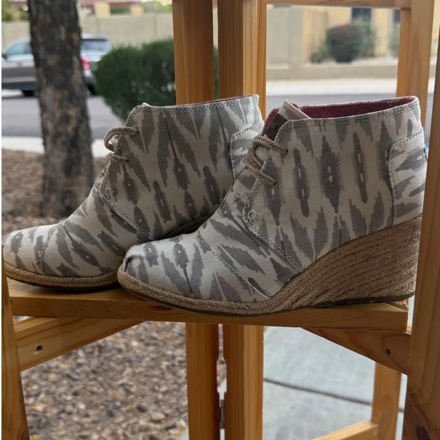 Toms Toms Kala Lace Up Wedge Booties Aztec Print Gray White Espadrille‎ sz 8 - Image 2