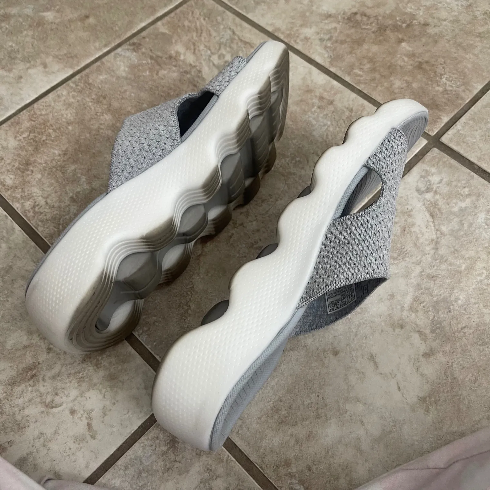 Skechers Go Walk Massage Fit Gray Knit Slide Sandals Comfort Shoes size 9 EUC - Image 12