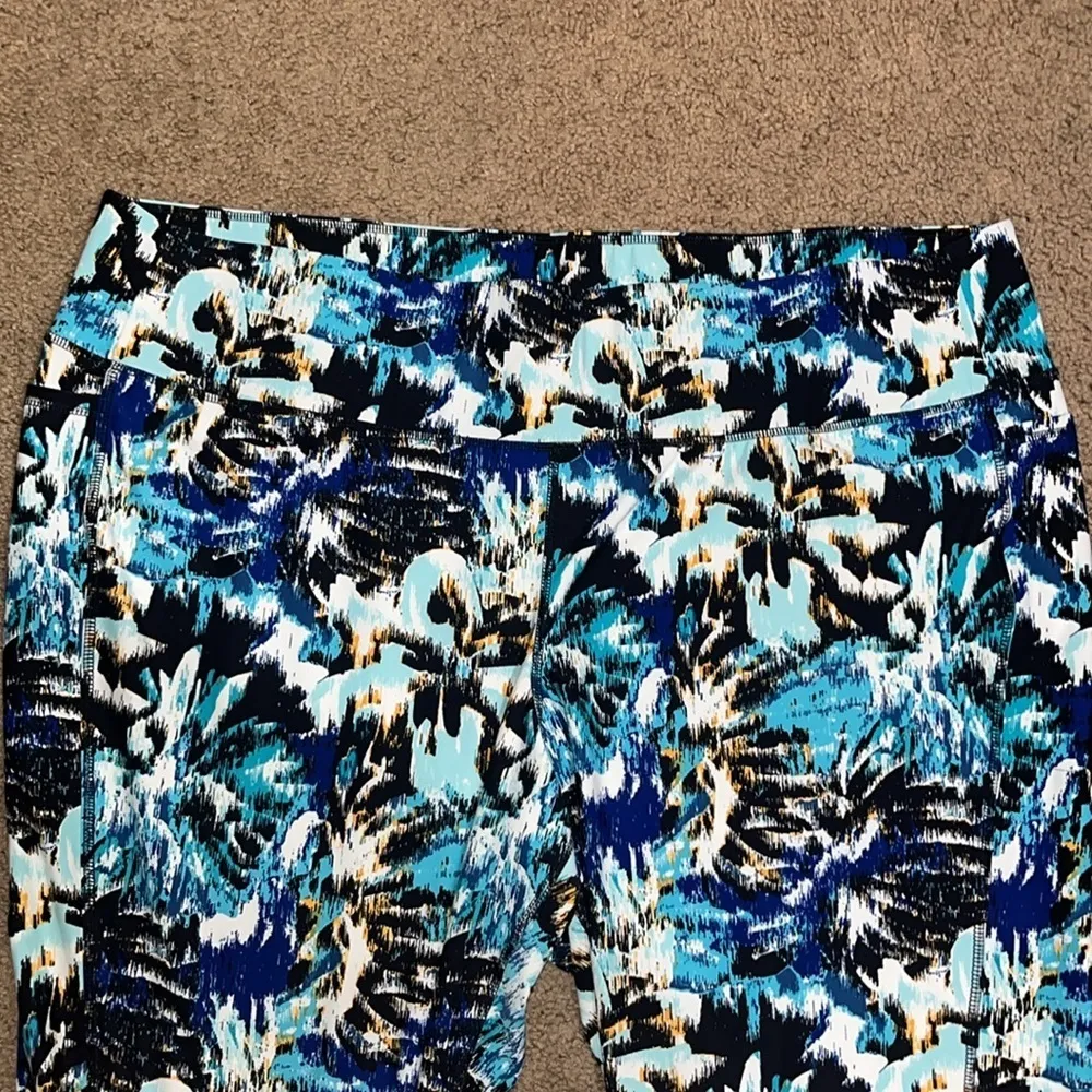 Lane Bryant Livi Capri Leggings Crisscross With Pockets Blue Abstract‎ 30/32 - Image 5