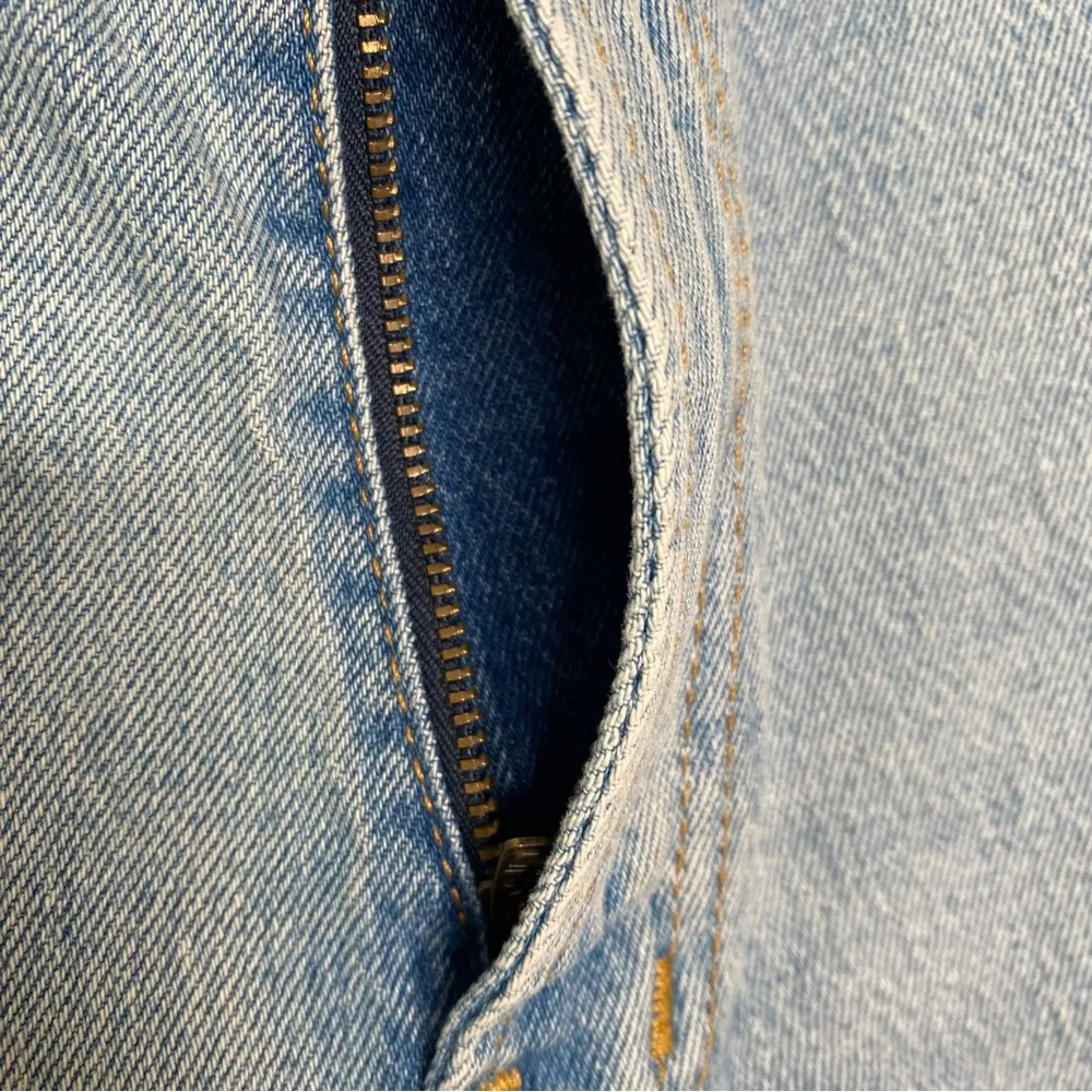 BDG Urban Outfitters Girlfriend High Rise Jean Shorts in size 28. Blue - Image 7