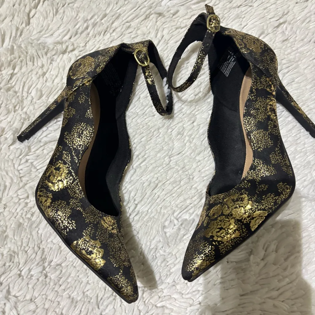 Christian Siriano‎ for Payless Brocade Heels Black Gold Pointed Toe Women’s 7 - Image 3