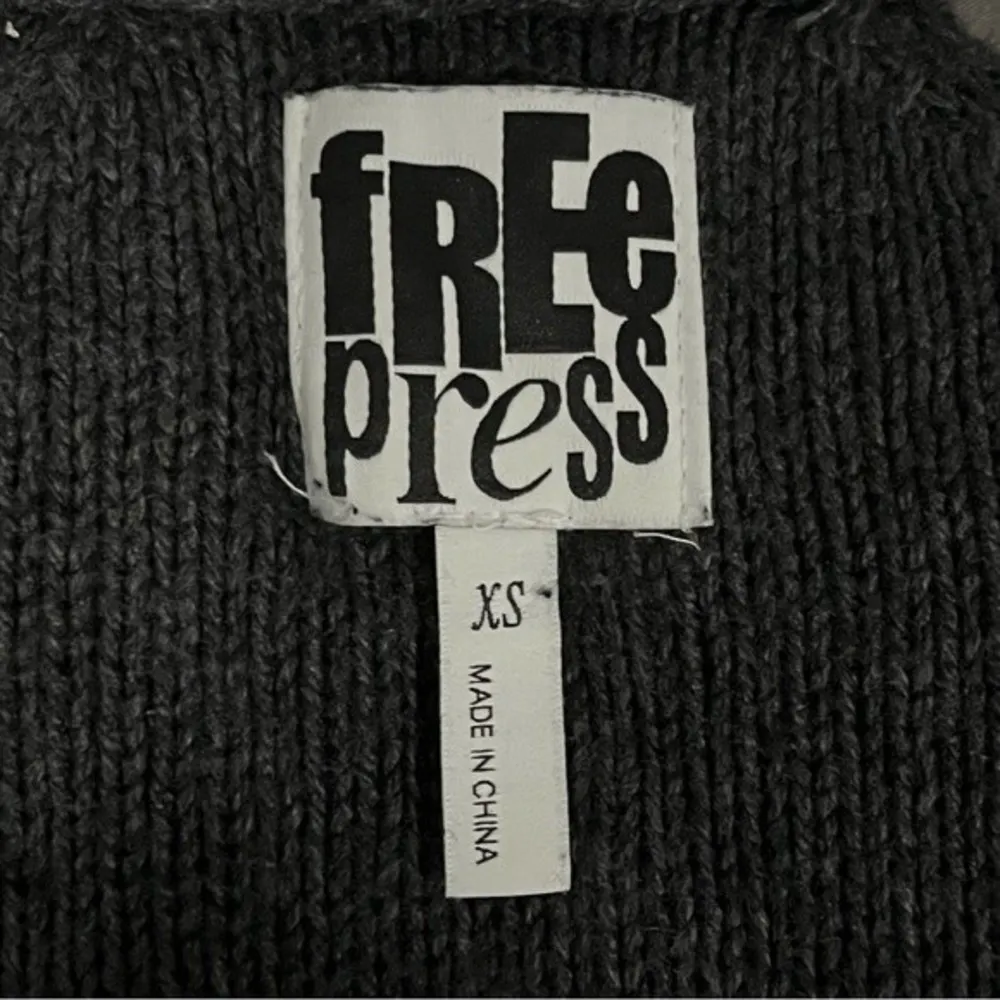 Free Press Grey Cable Knit Cut Out Cold Shoulder Long Sleeve Sweater Size XS - Image 3