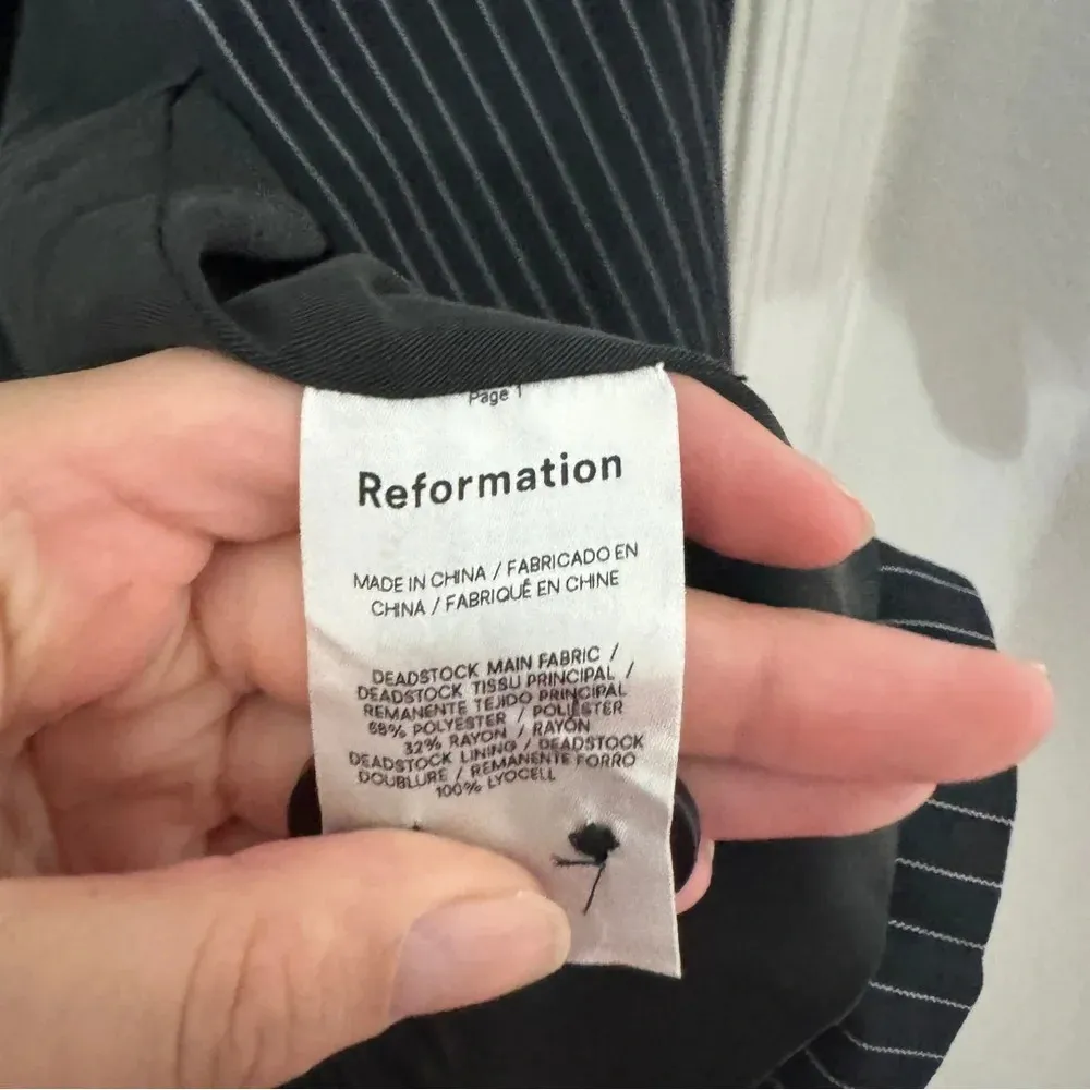 Reformation Classic Relaxed Lapel Blazer
BLACK & WHITE STRIPE M - Image 4