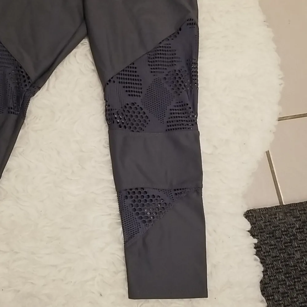 💕ONZIE💕 Mesh Cut Out Capri Leggings - Grey - Image 3