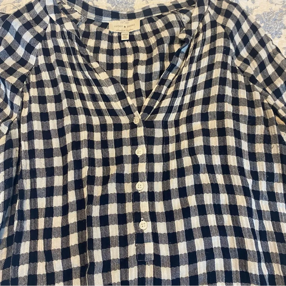 Lucky Brand Navy and White Gingham Print Blouse Size Medium - Image 4