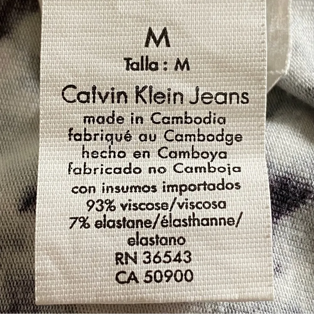 CALVIN KLEIN JEANS white and grey, snakeskin design, jersey t-shirt. Medium. EUC - Image 11