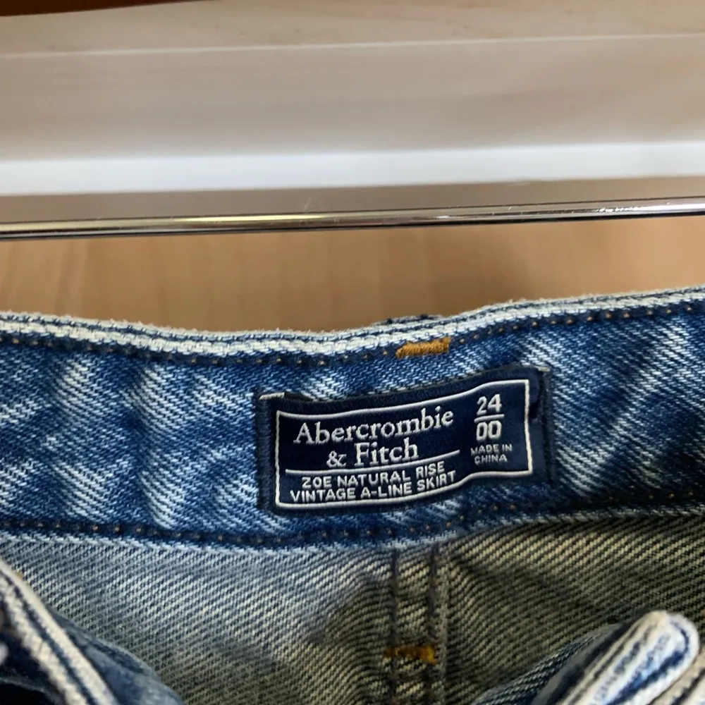 Abercrombie and Fitch Zoe Natural Rise Vintage A-Line Denim Mini Skirt - size 00 - Image 4